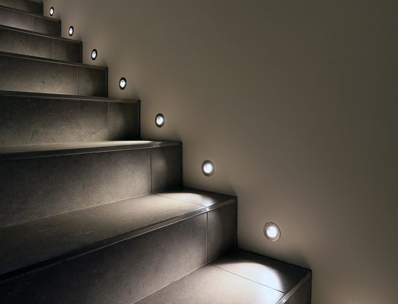 Oświetlenie klatki schodowej – jak oświetlić klatkę schodową